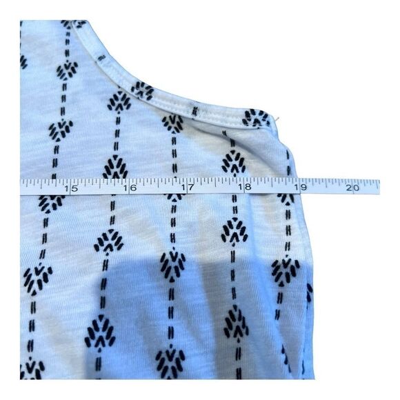 Torrid white print tank size 00 M 10 - Picture 7 of 7